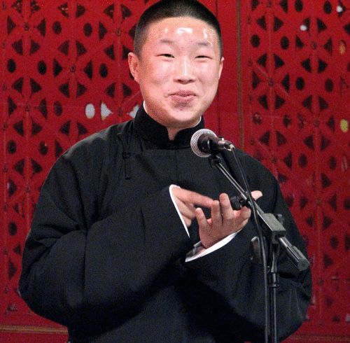 烧饼同妻子晒合照，爸妈一同出镜，爷孙三人宛若模子刻的，太像了