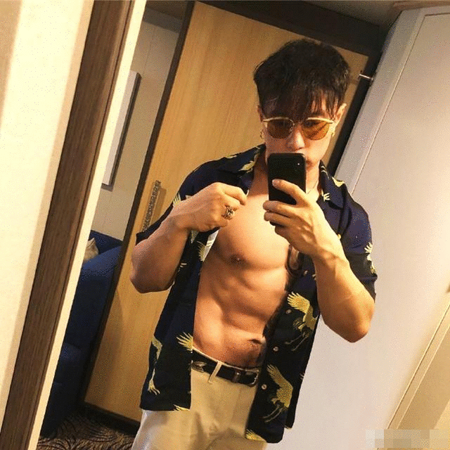 烧饼同妻子晒合照，爸妈一同出镜，爷孙三人宛若模子刻的，太像了