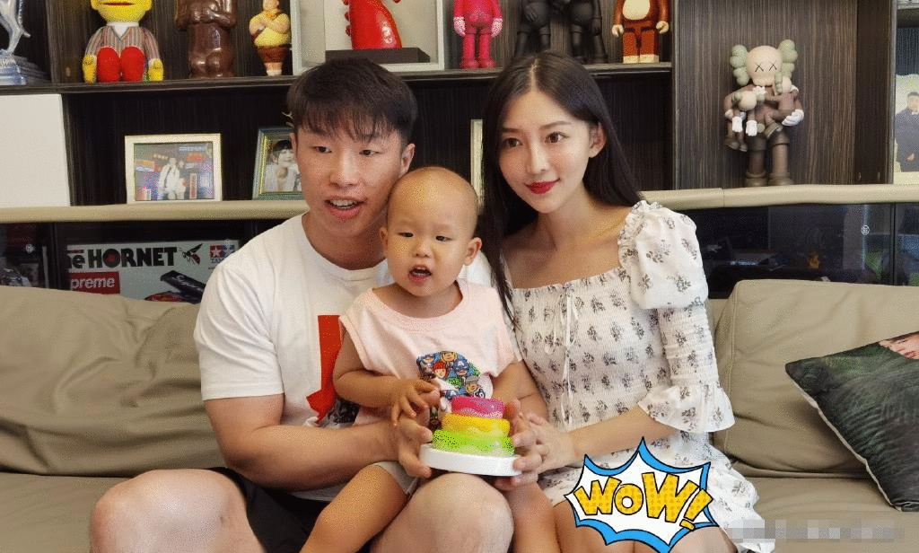 烧饼同妻子晒合照，爸妈一同出镜，爷孙三人宛若模子刻的，太像了