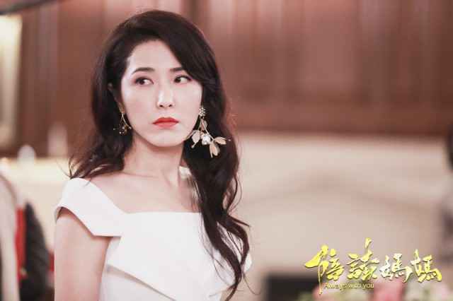 《陪读妈妈》定档7月1日 长腿女神曾黎美艳依旧