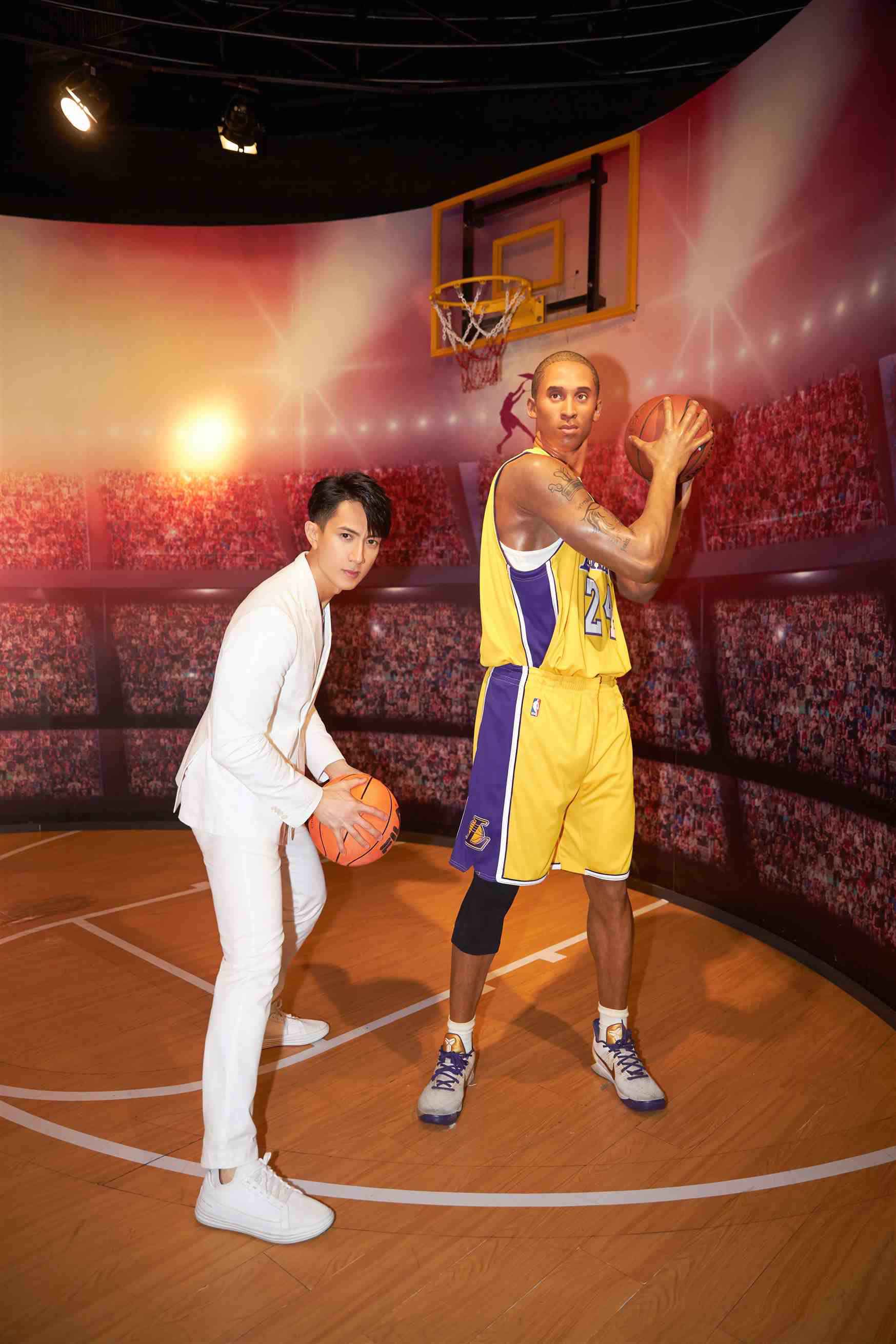 吴尊蜡像入驻上海杜莎夫人蜡像馆 与粉丝互动大秀好身材