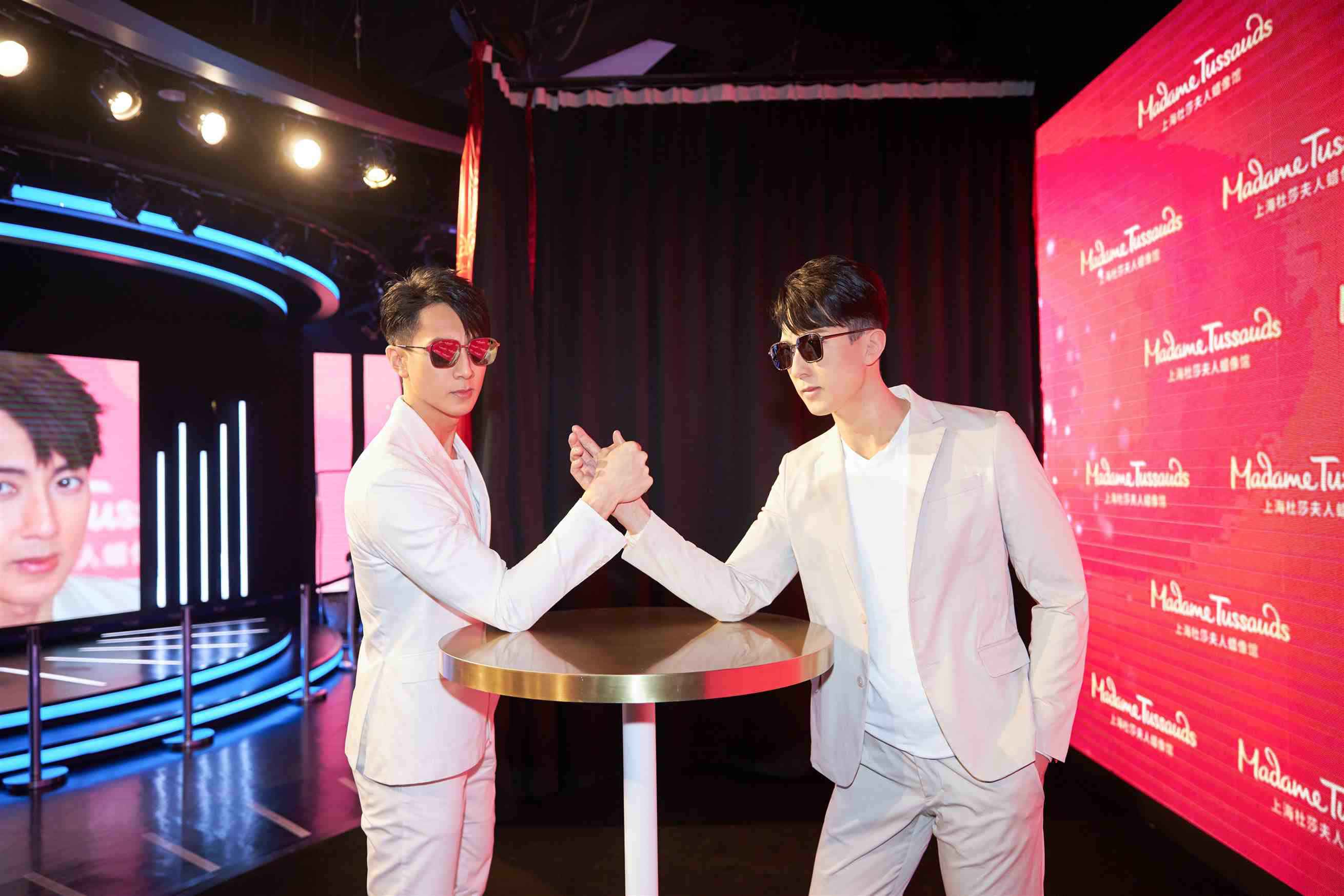 吴尊蜡像入驻上海杜莎夫人蜡像馆 与粉丝互动大秀好身材