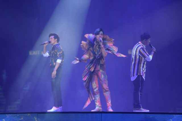 张敬轩演唱会红馆开唱 陈慧琳关智斌惊喜助阵