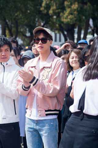 《隐秘而伟大》开机 樱花粉李易峰清爽亮相