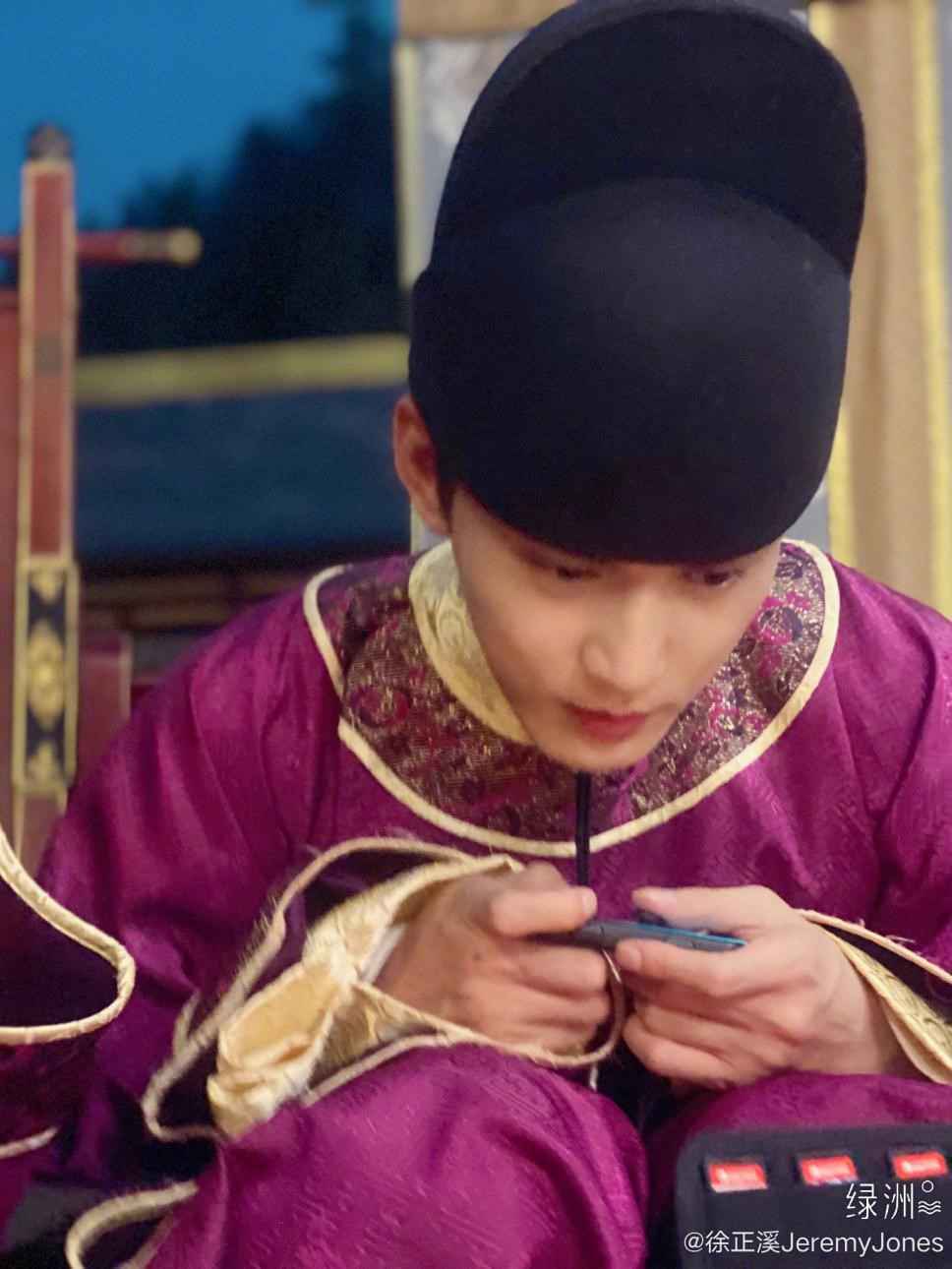 徐正溪《影帝的公主》婚服摔下马,转眼又开开心心拍摄了