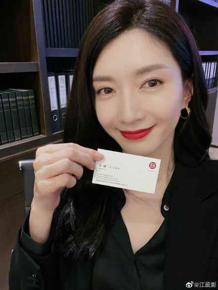 进组了！江疏影新剧开机 黑色西装look妆容精致