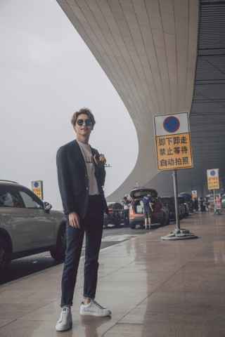 曹骏上合电影节演唱闭幕曲 《我们》铿锵有力传递正能量