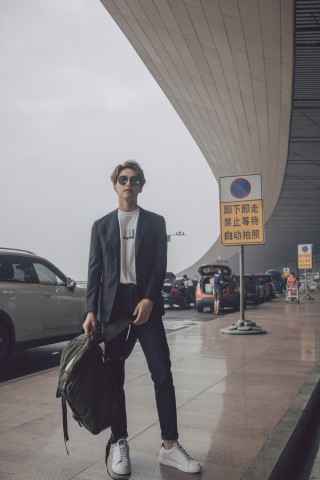 曹骏上合电影节演唱闭幕曲 《我们》铿锵有力传递正能量