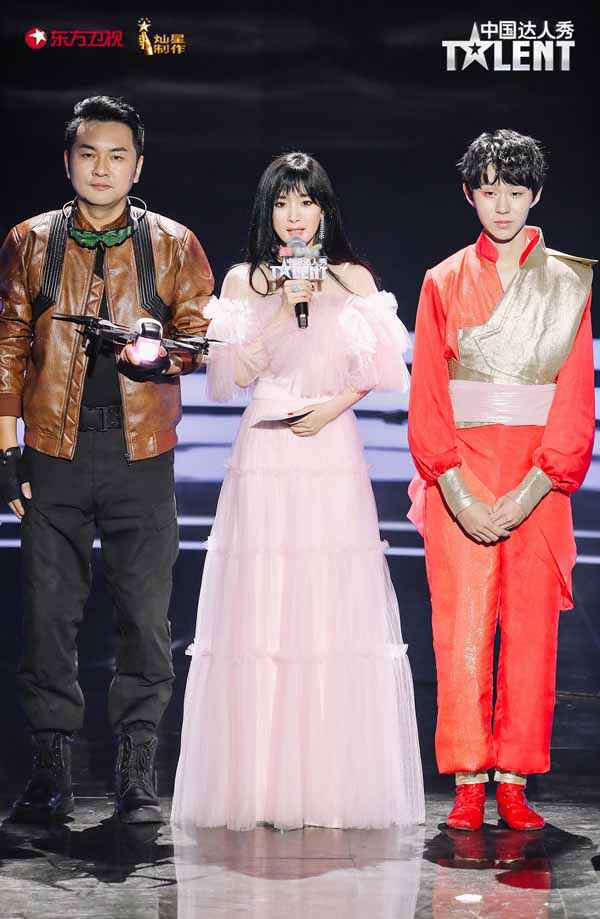 《中国达人秀》无人机表演再出“惊”品！年度达人荣誉花落“指挥官”