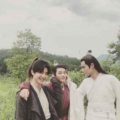 胡一天陈哲远周骏超《绝代双骄》曝合照 少年意气仗剑江湖