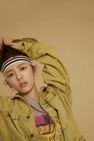 张桐入摄影棚录歌表情亮了 网友：实力懵圈脸