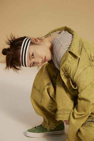 张桐入摄影棚录歌表情亮了 网友：实力懵圈脸