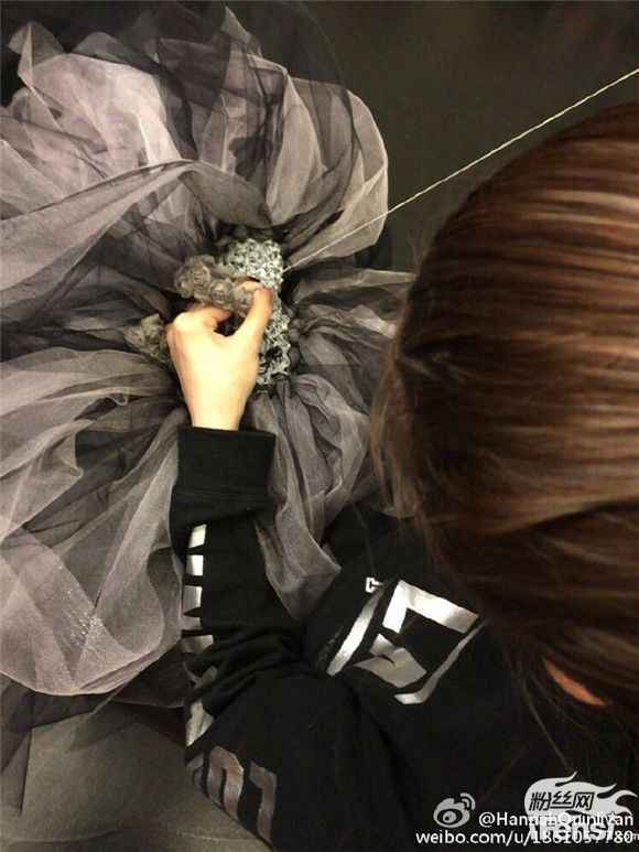 昆凌亲手为女儿缝公主裙 小周周露背影