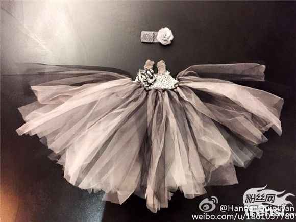 昆凌亲手为女儿缝公主裙 小周周露背影