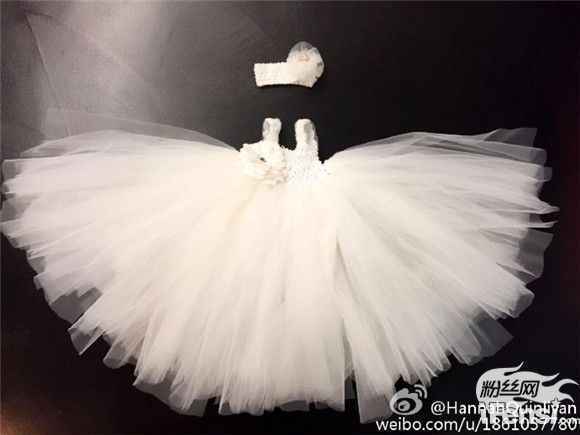 昆凌亲手为女儿缝公主裙 小周周露背影