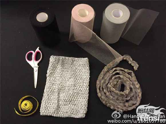 昆凌亲手为女儿缝公主裙 小周周露背影