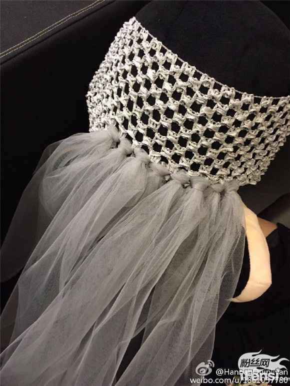 昆凌亲手为女儿缝公主裙 小周周露背影