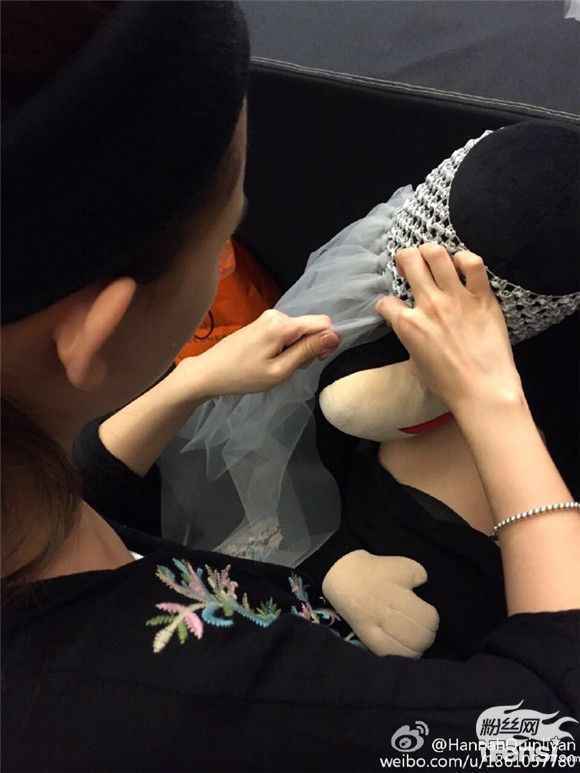 昆凌亲手为女儿缝公主裙 小周周露背影