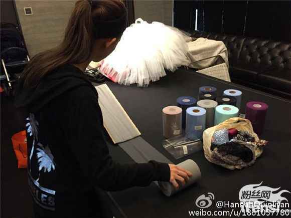 昆凌亲手为女儿缝公主裙 小周周露背影