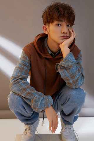 王菊出道后首部MV作品，一人分饰两角