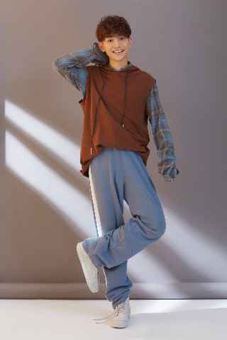 王菊出道后首部MV作品，一人分饰两角