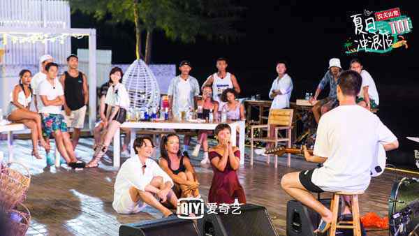 《夏日冲浪店》开办海边惊喜派对马頔“性感嗓音”唱哭女客人