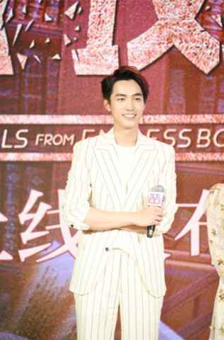 严禹豪一人分饰两角直呼过瘾 《炮灰攻略》展百分之二百帅气