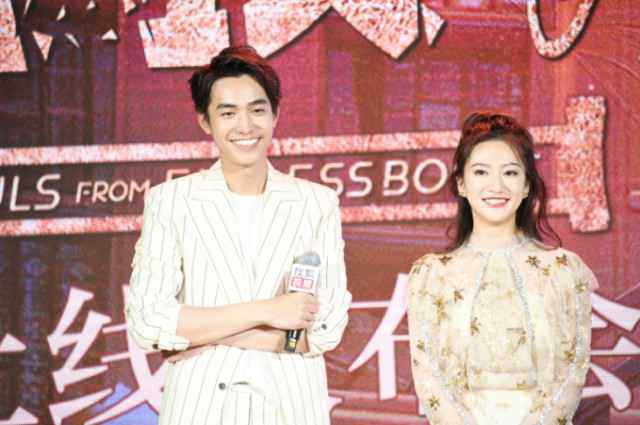 严禹豪一人分饰两角直呼过瘾 《炮灰攻略》展百分之二百帅气