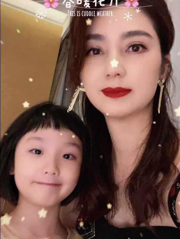 暗示离婚？洪欣晒与儿女合照秀幸福，喊话一家人一起却独缺张丹峰