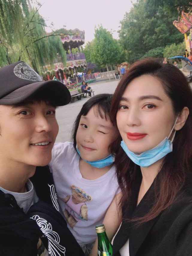 暗示离婚？洪欣晒与儿女合照秀幸福，喊话一家人一起却独缺张丹峰