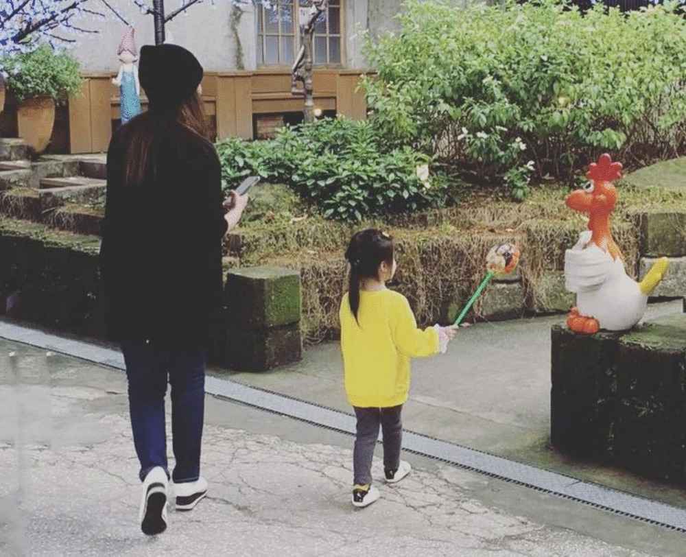 周渝民和妻子送女儿上幼儿园 被曝学费一年90万