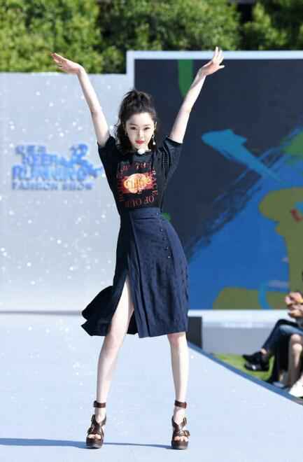 《奔跑吧》 宋轶与跑男团一起开启了时装周大比拼