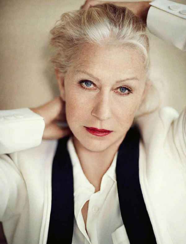 697b3ffbly1gh1flnffsxj20u013awp6 布鲁斯南加盟强森《黑亚当》饰演命运博士 海伦米伦加盟《沙赞2》演反派