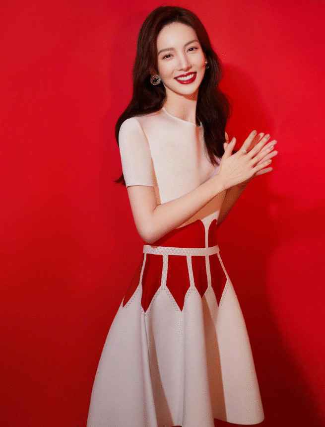 真正有气质的女人,一件简约版连衣裙减龄又精致,看金晨就知道了
