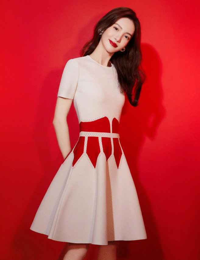 真正有气质的女人,一件简约版连衣裙减龄又精致,看金晨就知道了