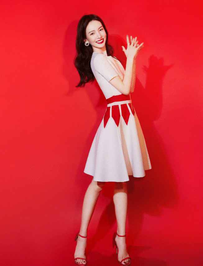 真正有气质的女人,一件简约版连衣裙减龄又精致,看金晨就知道了