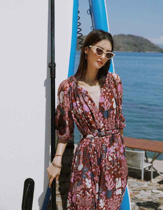 真正有气质的女人,一件简约版连衣裙减龄又精致,看金晨就知道了