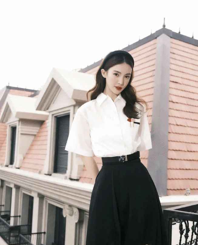 真正有气质的女人,一件简约版连衣裙减龄又精致,看金晨就知道了