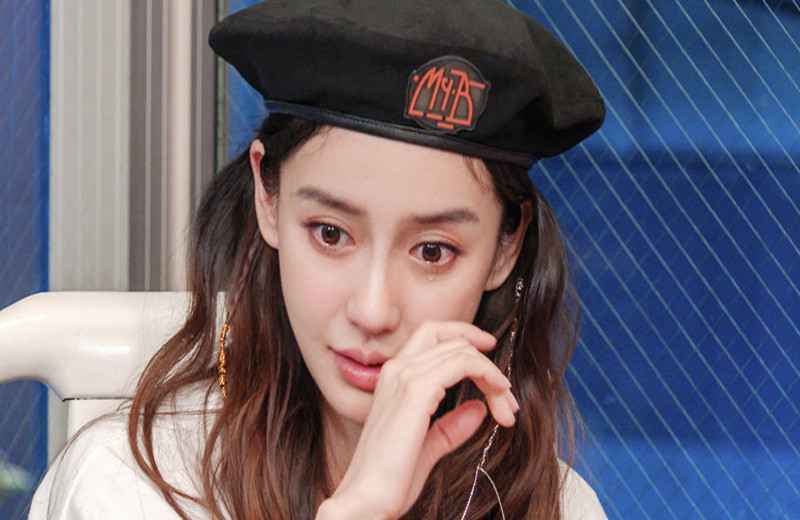 Angelababy新综艺好评不断，扮演蜡像遭网友调侃，被称演技巅峰