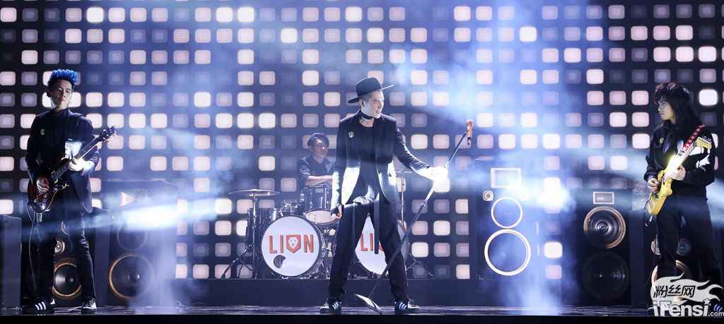 萧敬腾创纪录亲自谱十首曲九首词