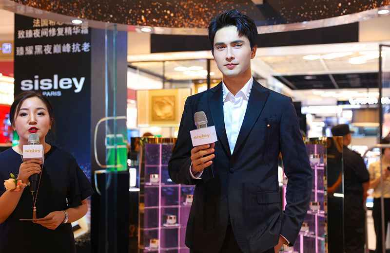 《快乐大本营》中高伟光从高冷帝君变身暖男，展现憨直可爱的一面