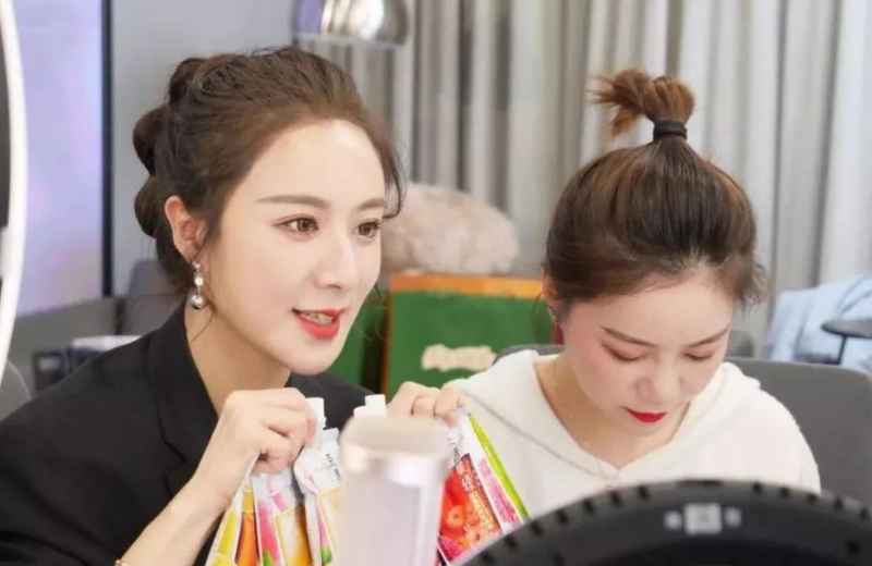 薇娅去《向往的生活》直播,何老师等人变成小助理,网友:羡慕