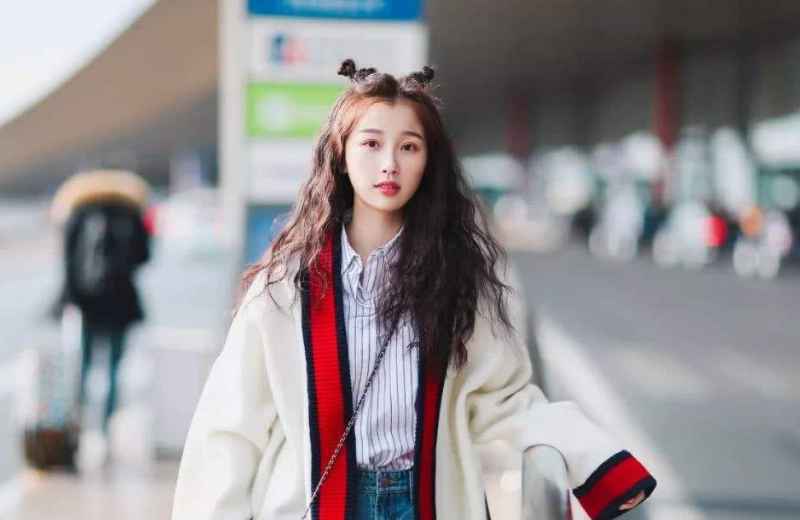 虞书欣吃黄瓜看众人吃火锅，可怜巴巴只能蘸着火锅底料解解馋