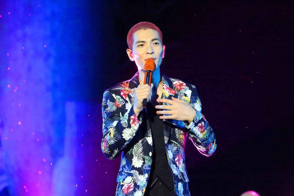 萧敬腾武汉冒雨带病演出唱哭歌迷