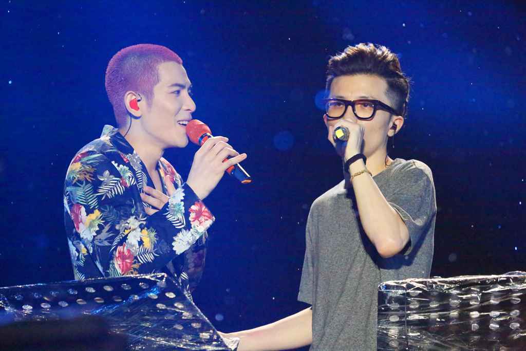 萧敬腾武汉冒雨带病演出唱哭歌迷