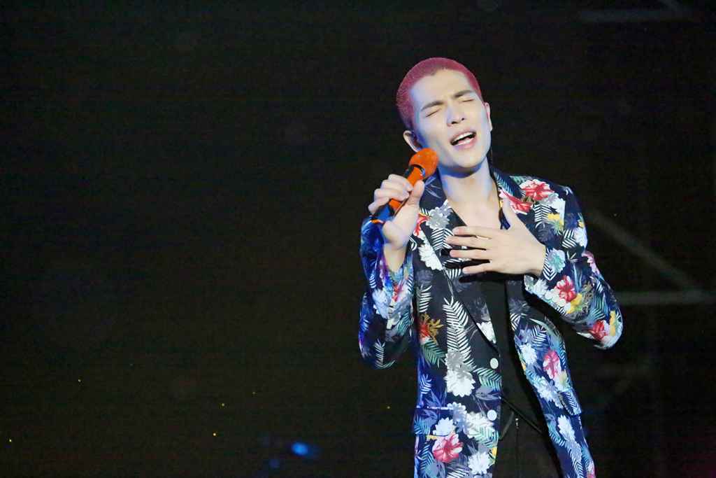 萧敬腾武汉冒雨带病演出唱哭歌迷