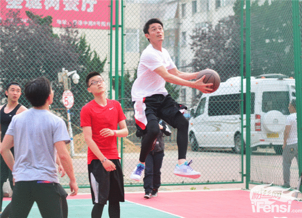 帅到飞起的boy!霍建华现身青岛打篮球