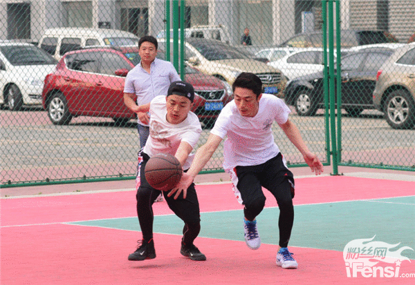 帅到飞起的boy!霍建华现身青岛打篮球