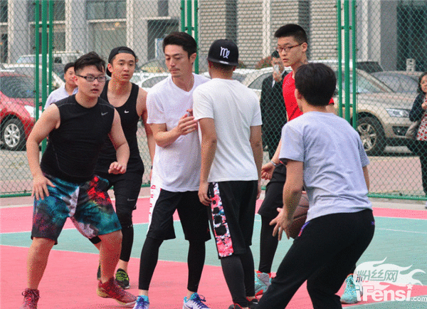 帅到飞起的boy!霍建华现身青岛打篮球