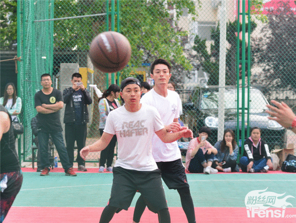 帅到飞起的boy!霍建华现身青岛打篮球